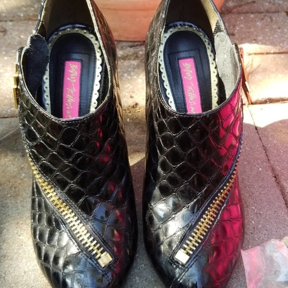☄Betsey Johnson Tiana black patent zipper bootie - Picture 2 of 6